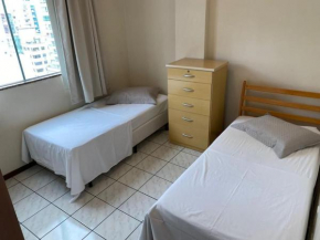 Apto 2 dormitórios, quadra mar com garagem e ar condicionado
